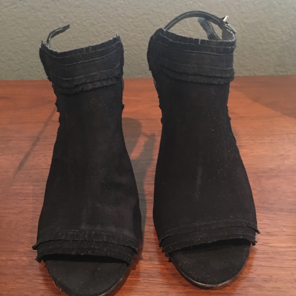 Nice suede low heel dress shoe!